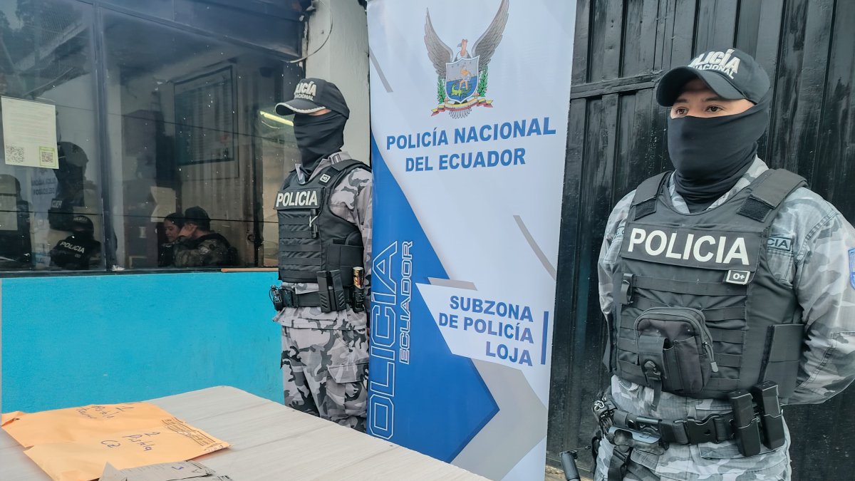 Sobre una mesa metálica y bajo la fría luz de los reflectores, las dos pistolas calibre 9 mm y las 100 municiones que fueron halladas.