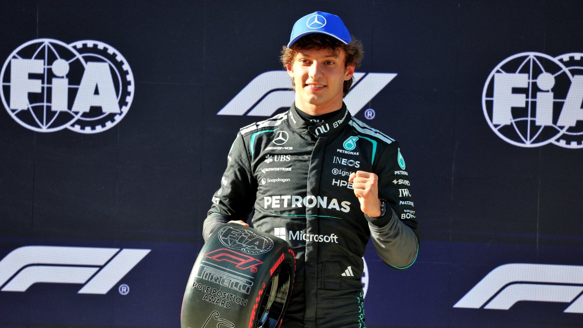 Kimi Antonelli posa feliz con el premio de lograr la pole del Gran Premio de China.