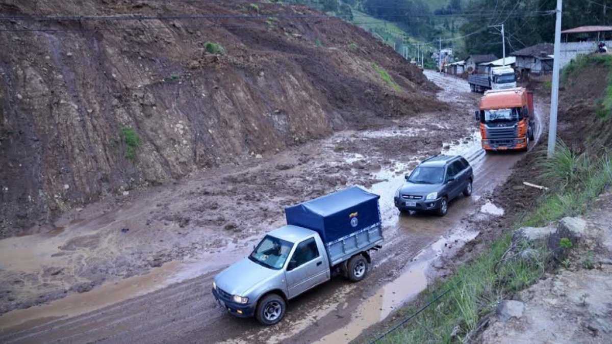 La vía Guaranda – Chimbo en el sector El Tejar, donde se realizan trabajos de limpieza y estabilización, volvió a cerrarse este sábado 14, hasta las 16:00.