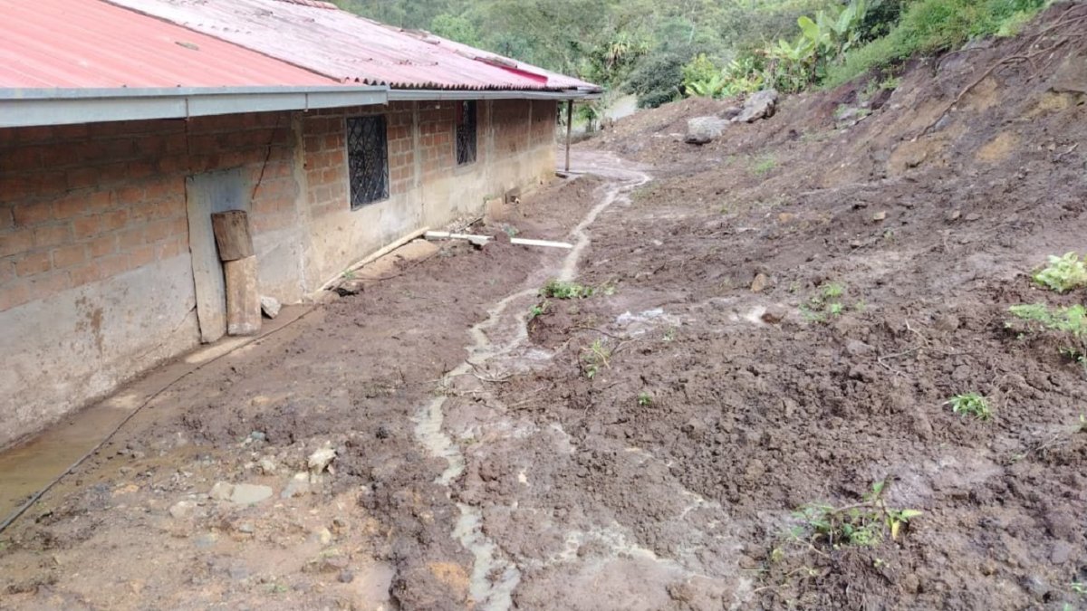 Derrumbes provocados por las lluvias mantienen cerrada la vía entre Sozoranga y Macará, generando preocupación en los moradores del sector Pénjamo.