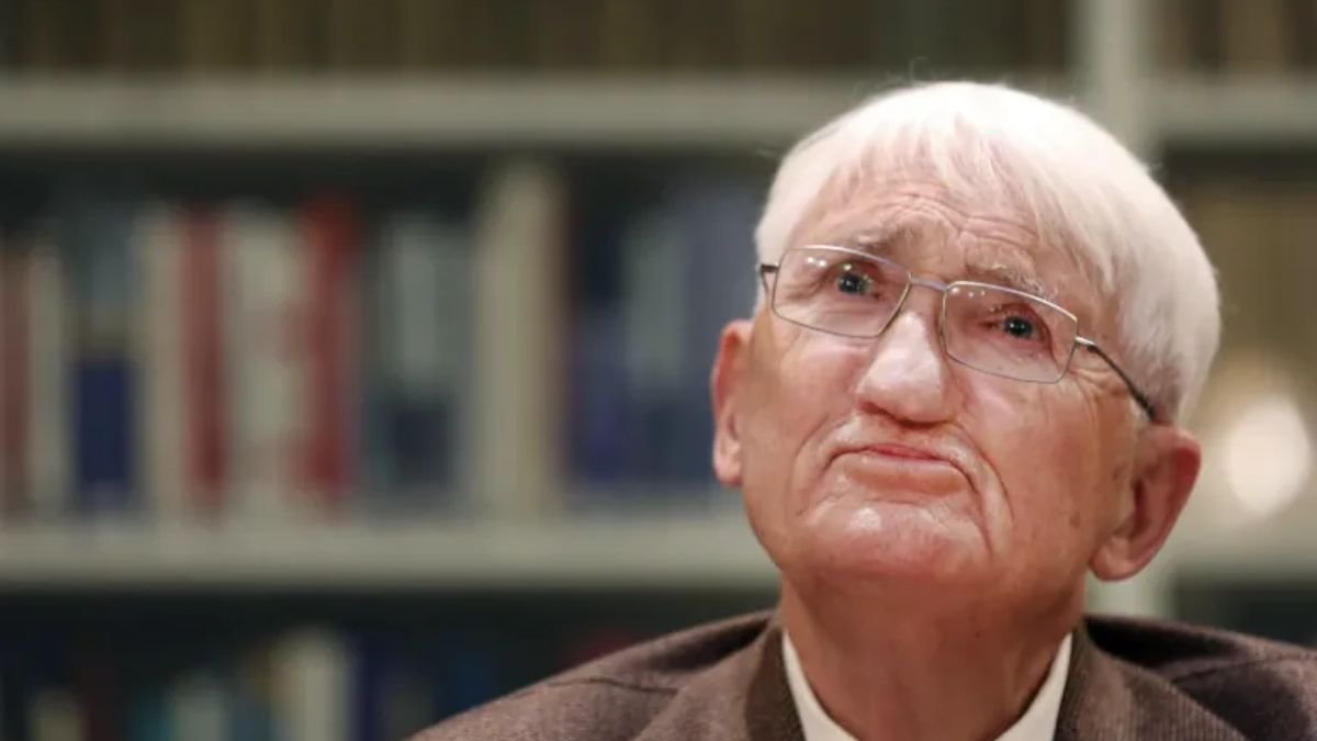 Fotografía de archivo fechada el 12 de diciembre de 2012 del filósofo alemán Jürgen Habermas durante una conferencia de prensa en Duesseldorf (Alemania).