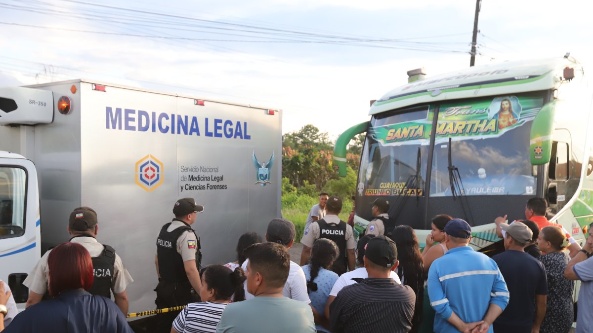 Agentes policiales retiraron los cuerpos sin vida desde el interior del bus.