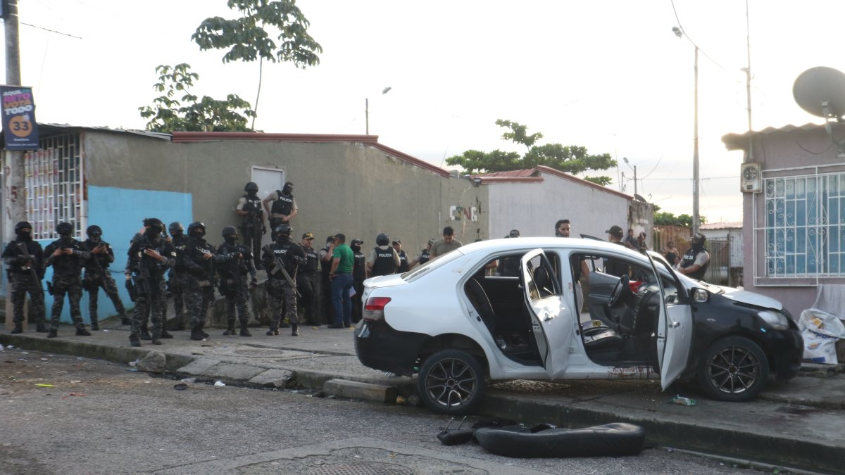 El día de la masacre más sangrienta en la historia del país, criminales balearon y quemaron vehículos en medio del caos.