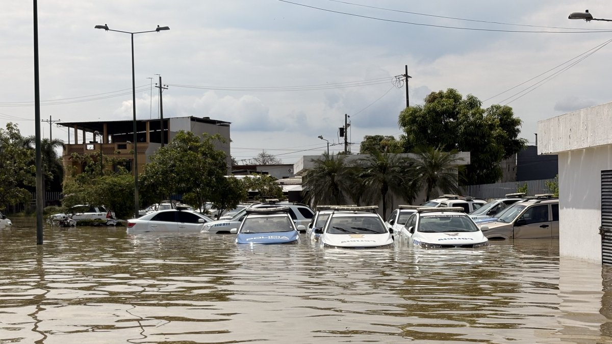Los vehículos policiales están ‘ahogados’ en el parqueadero de la institución, en Babahoyo.