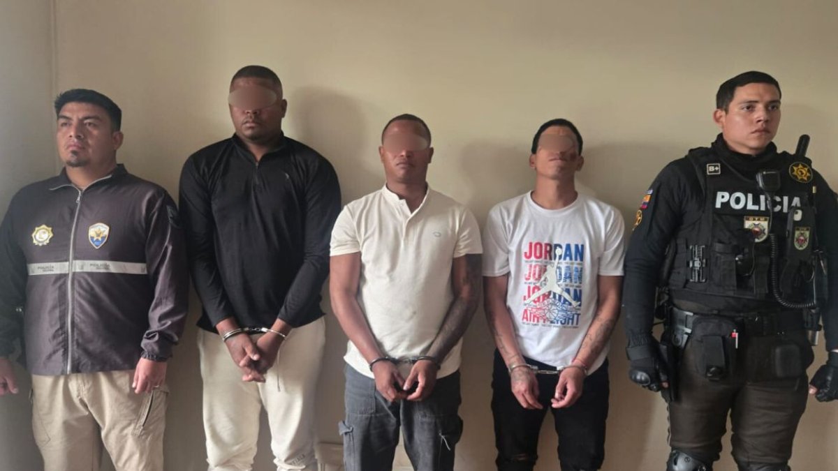 Los tres hombres fueron capturados con armas dentro de un vehículo.