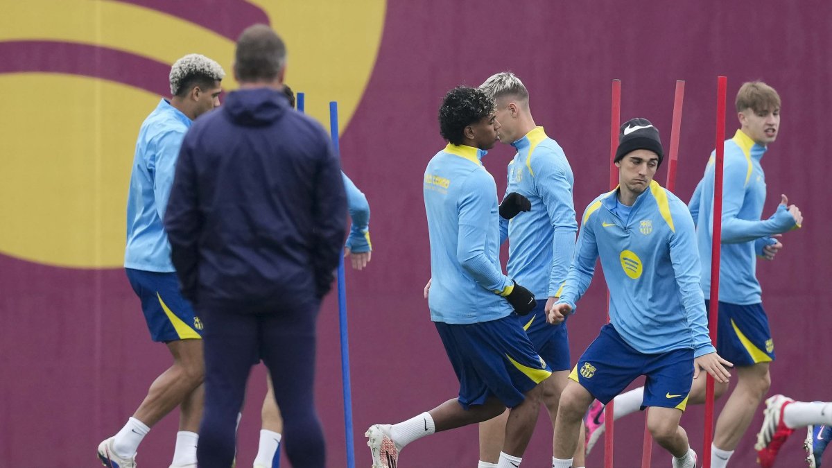 Jugadores y el técnico alemán Hansi Flick durante el entrenamiento  del FC Barcelona.