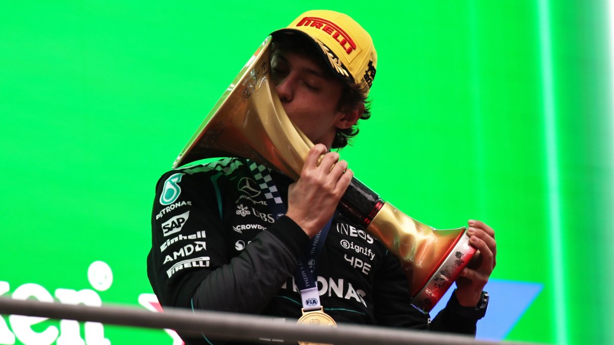 El piloto de Mercedes, Andrea Kimi Antonelli, como campeón del Gran Premio de China.