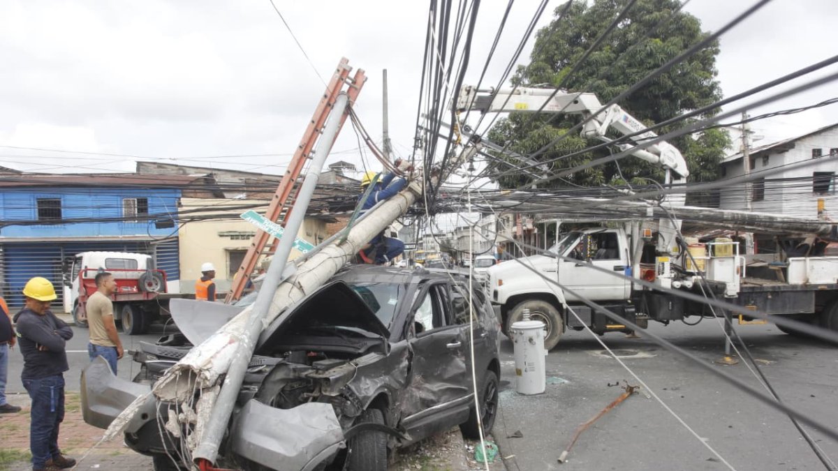 Uno de los vehículos se fue contra un poste, luego de chocar con otro automotor.