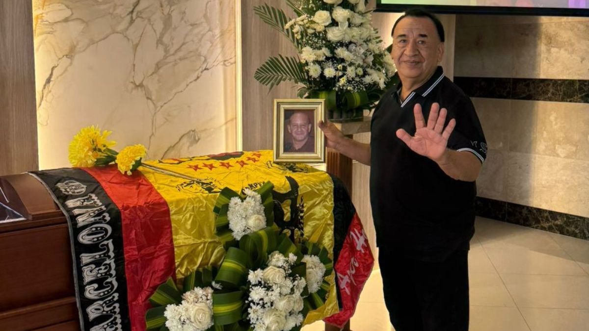 La camisete de Barcelona SC sobre el féretro de Simón Cañarte, y Ángel Encalada socio del ídolo en el adiós.