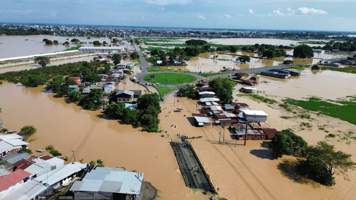Vista aérea muestra amplios sectores anegados tras varios días de intensas lluvias que mantienen calles y barrios bajo el agua.