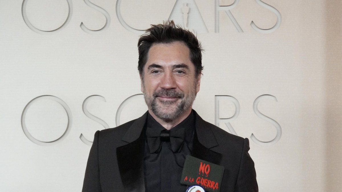 El español Javier Bardem posa en la alfombra roja durante la 98 edición de los premios Óscar.