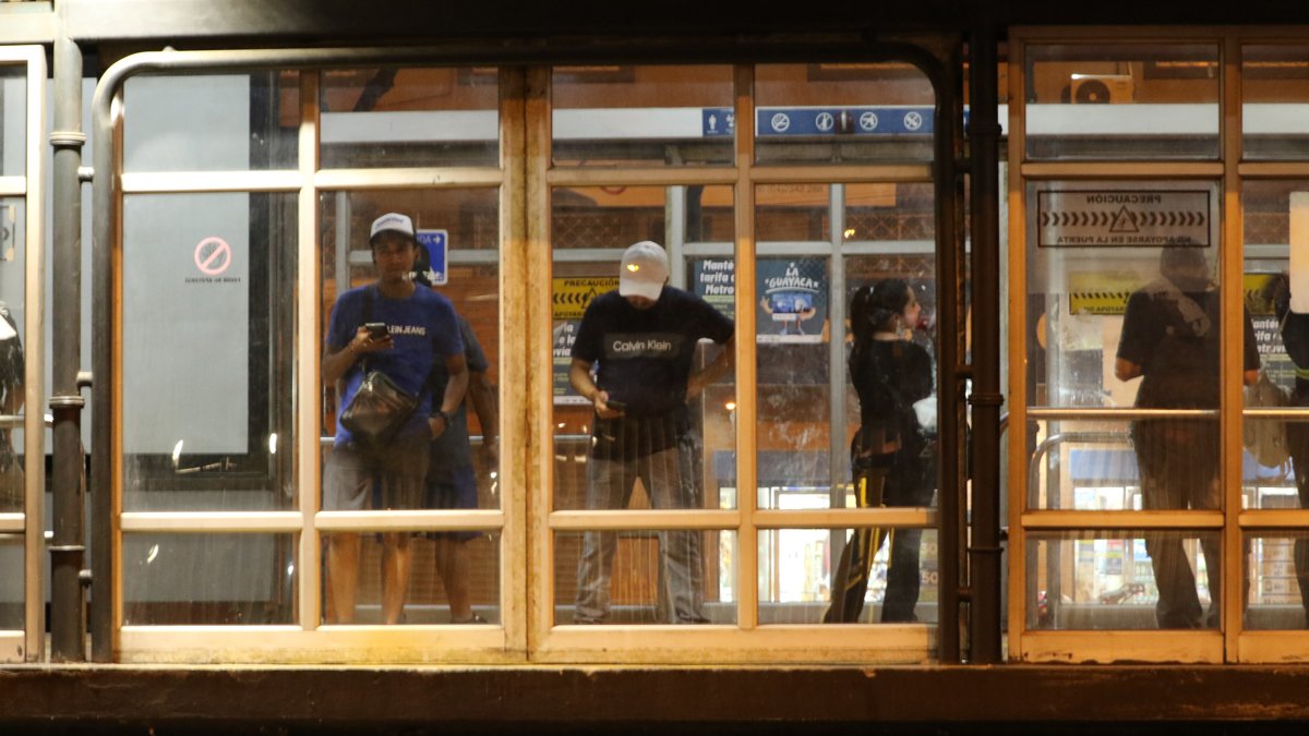 Integrantes de la Autoridad de Tránsito y Movilidad de Guayaquil (ATM) custodian en una calle en medio de un toque de queda durante el 2026.