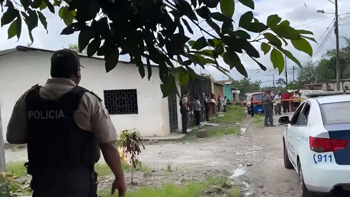 Agentes de la Policía Nacional realizan pericias en la escena del crimen en el barrio San Pablo, sector 4 de La Nueva Concordia, tras el asesinato de un menor de edad.