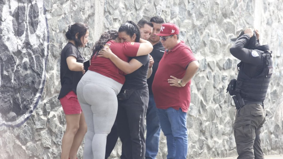 Familiares llegaron a la escena del crimen donde fue asesinado el joven de 18 años.