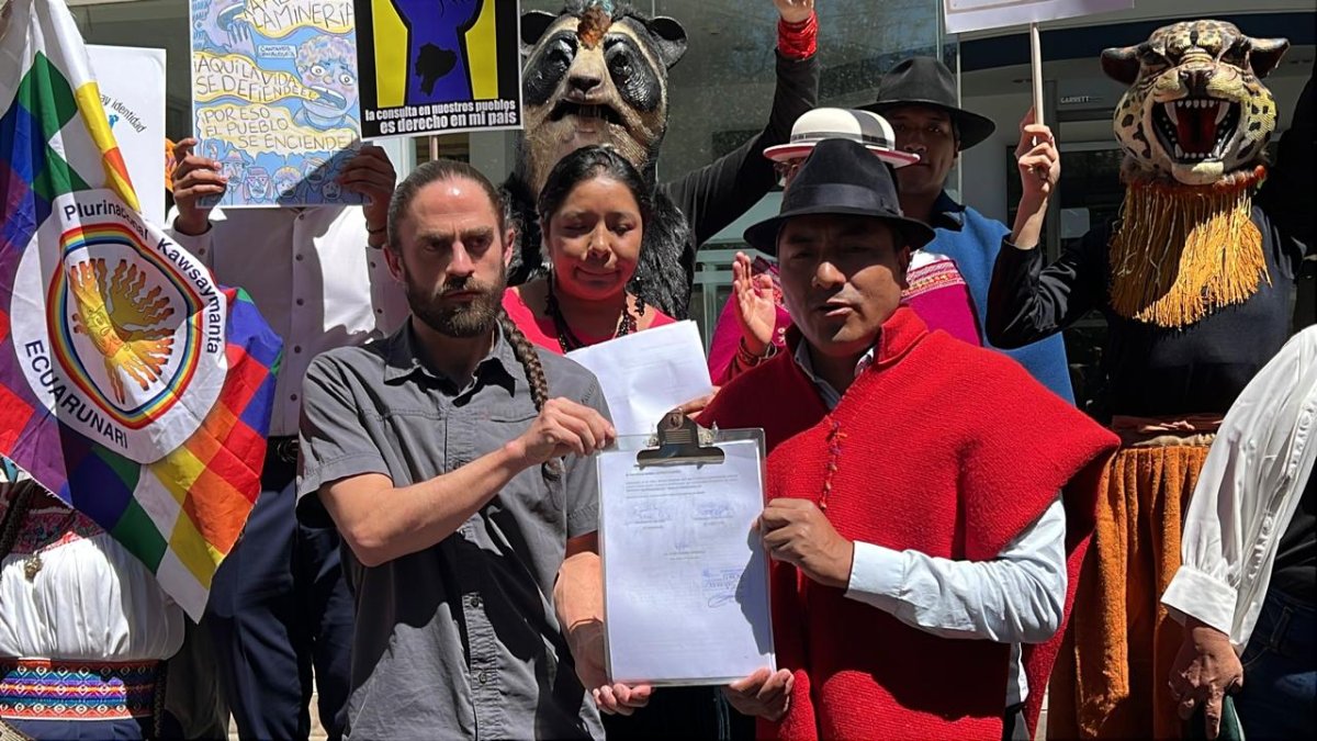 Leonidas Iza (derecha) estuvo presente durante la presentación de la demanda, en Quito.