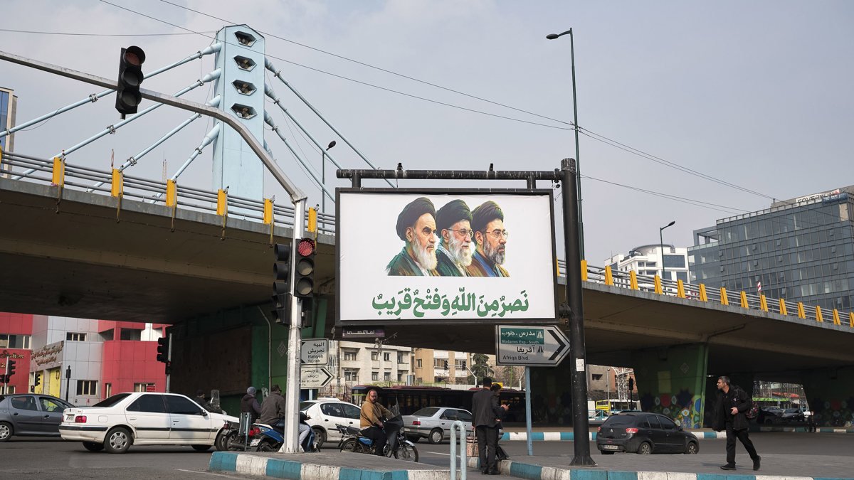 El nuevo líder supremo de Irán fue elegido hace una semana y hasta ahora solo se le ha visto en cárteles y grafitis por las calles del país