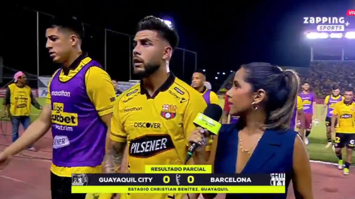 La periodista Joselyne Centeno intenta obtener una reacción del extremo Héctor Villalba.