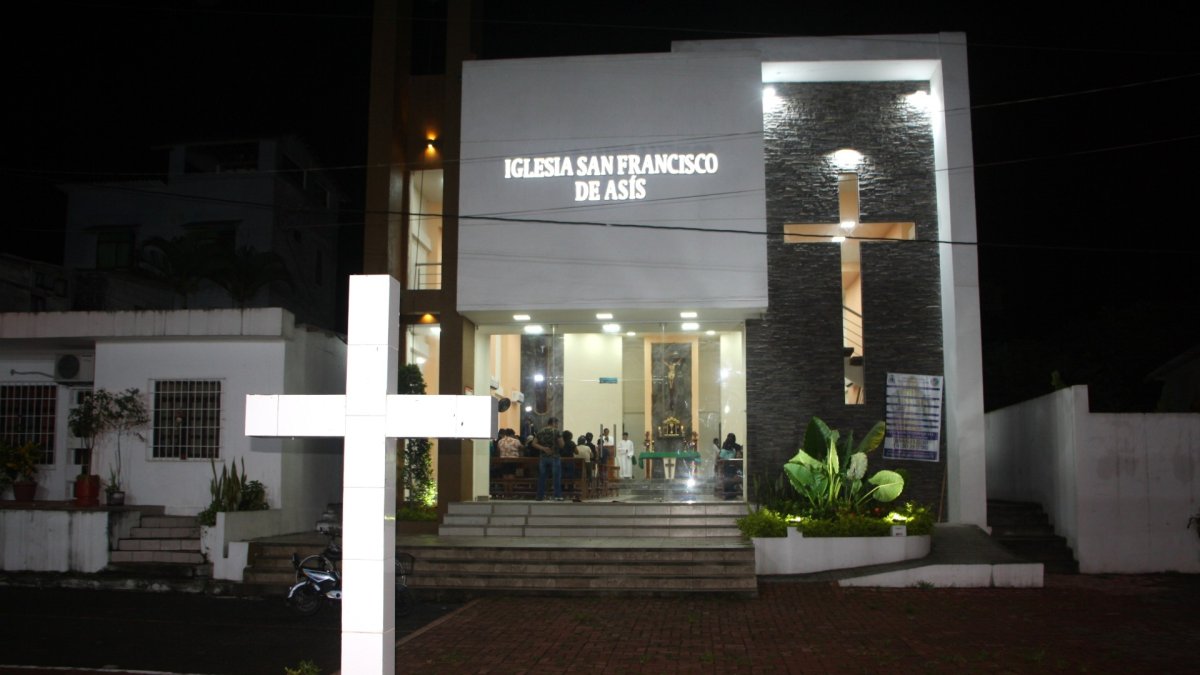 La moderna iglesia se destaca como uno de los atractivos para conocer en la comuna que cuenta con una extensa playa