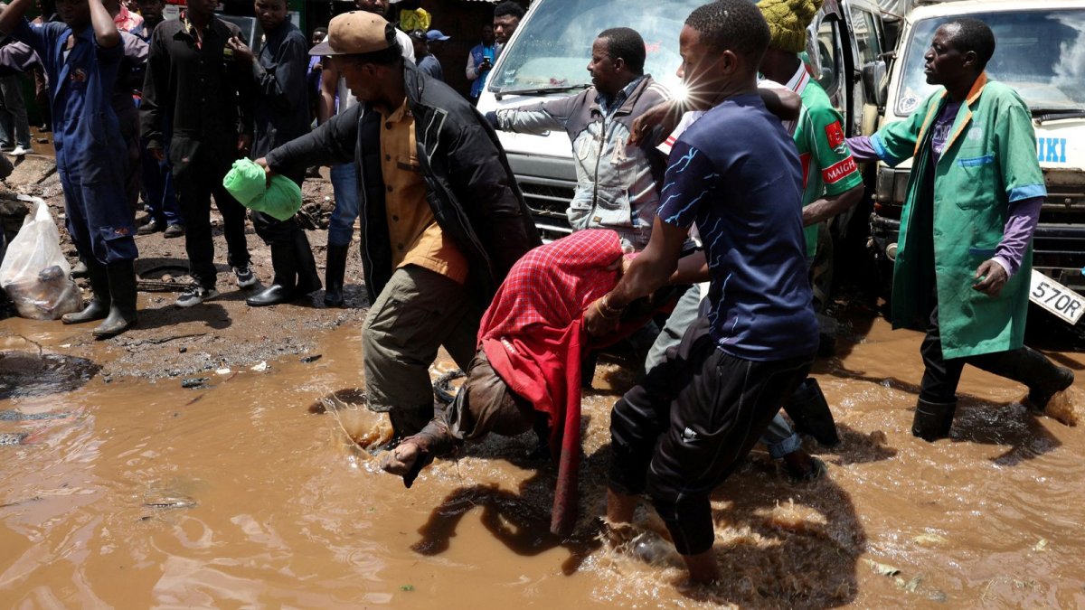 Calles de Nairobi quedaron inundadas tras las lluvias torrenciales que golpearon la capital de Kenia
