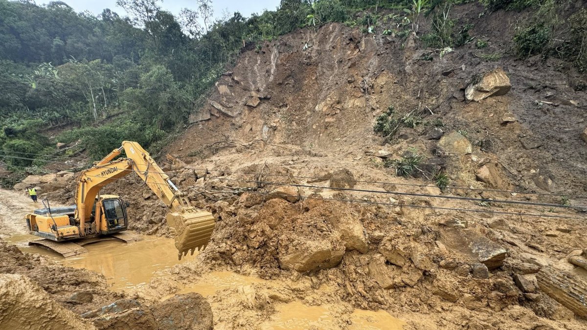 Con maquinarias retiraban la gran cantidad de lodo que cayó a la carretera.