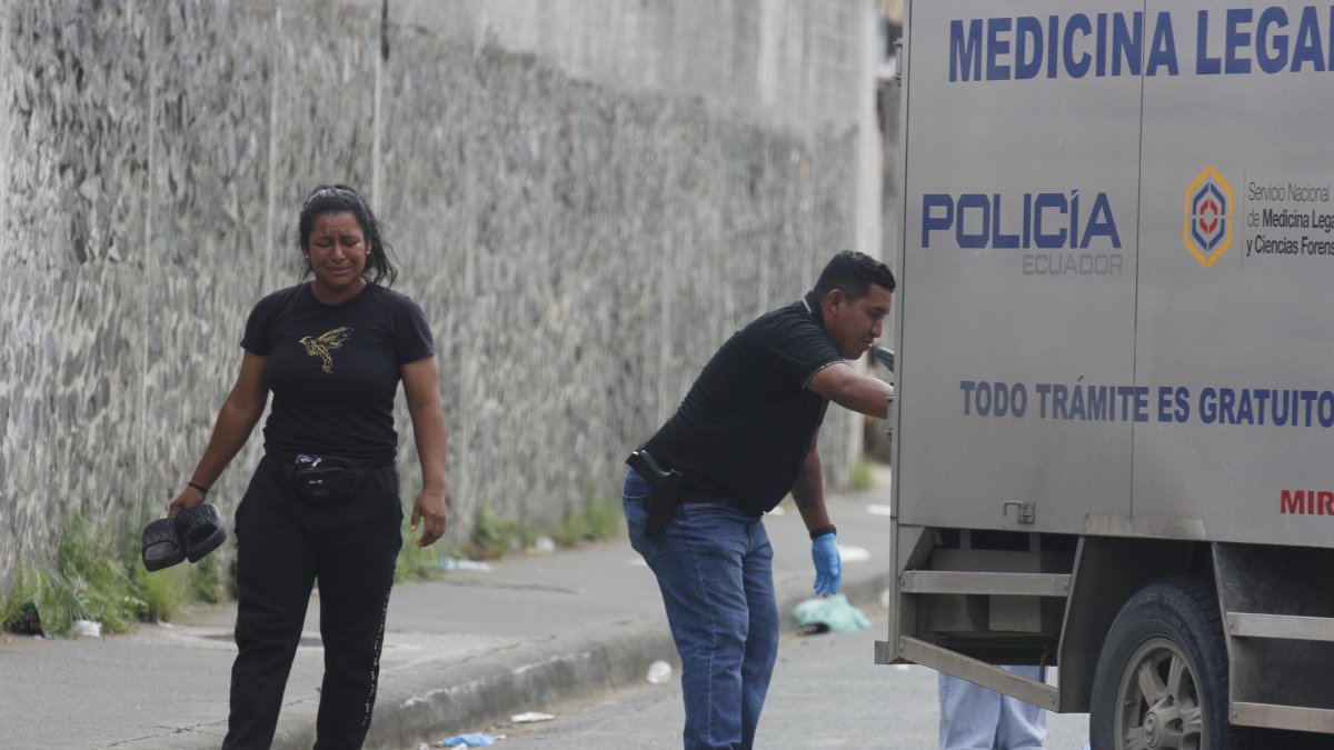 La madre de Javier Marín, de 18 años, lloraba desconsolada e incluso se acercó a recoger sus zapatillas mientras el cuerpo era embarcado al carro de Medicina Legal.