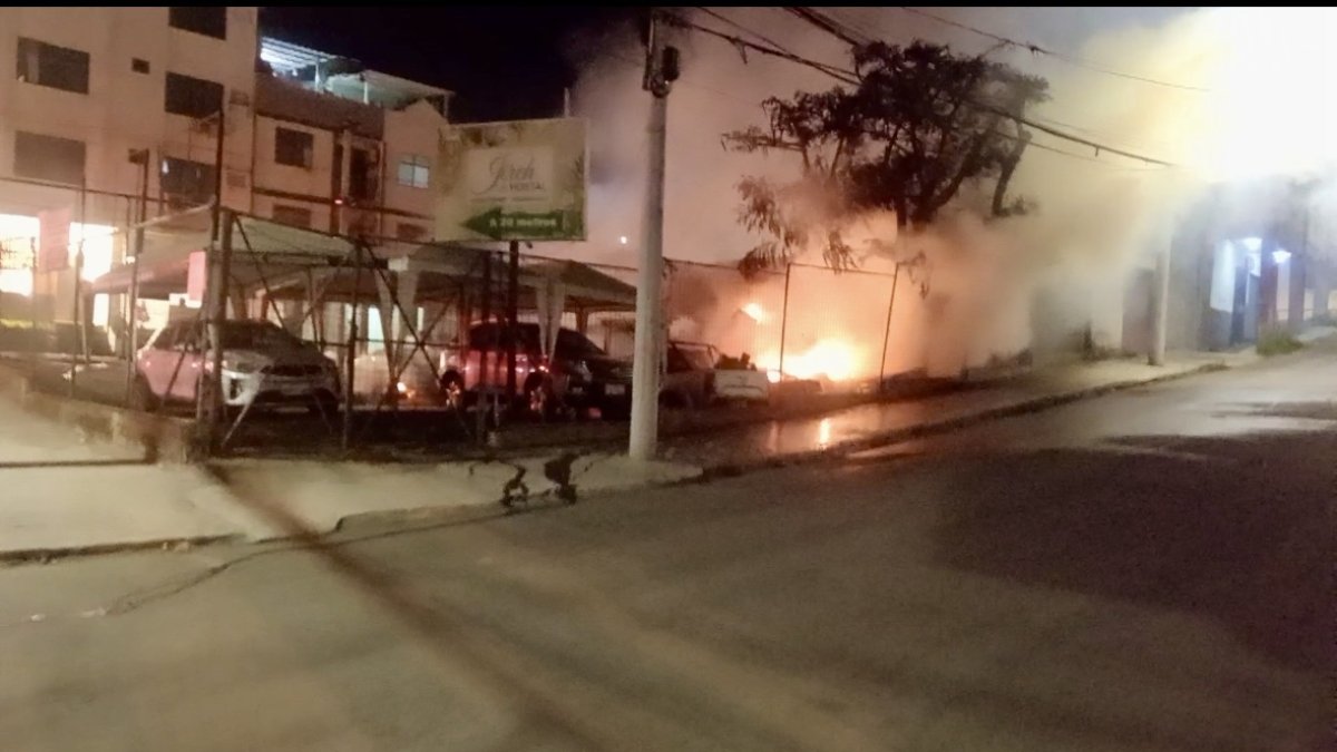 La Policía Nacional investiga el atentado que dejó siete vehículos incinerados