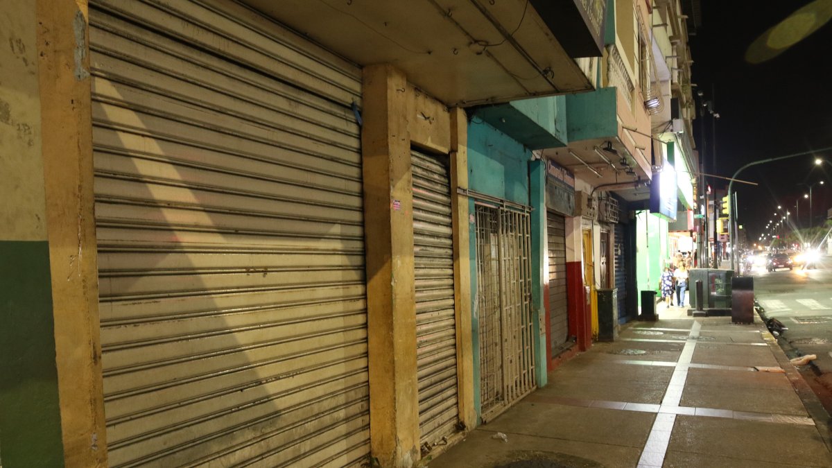 Calles de Santo Domingo vacías durante el toque de queda: autoridades realizan operativos de control nocturno en la provincia.