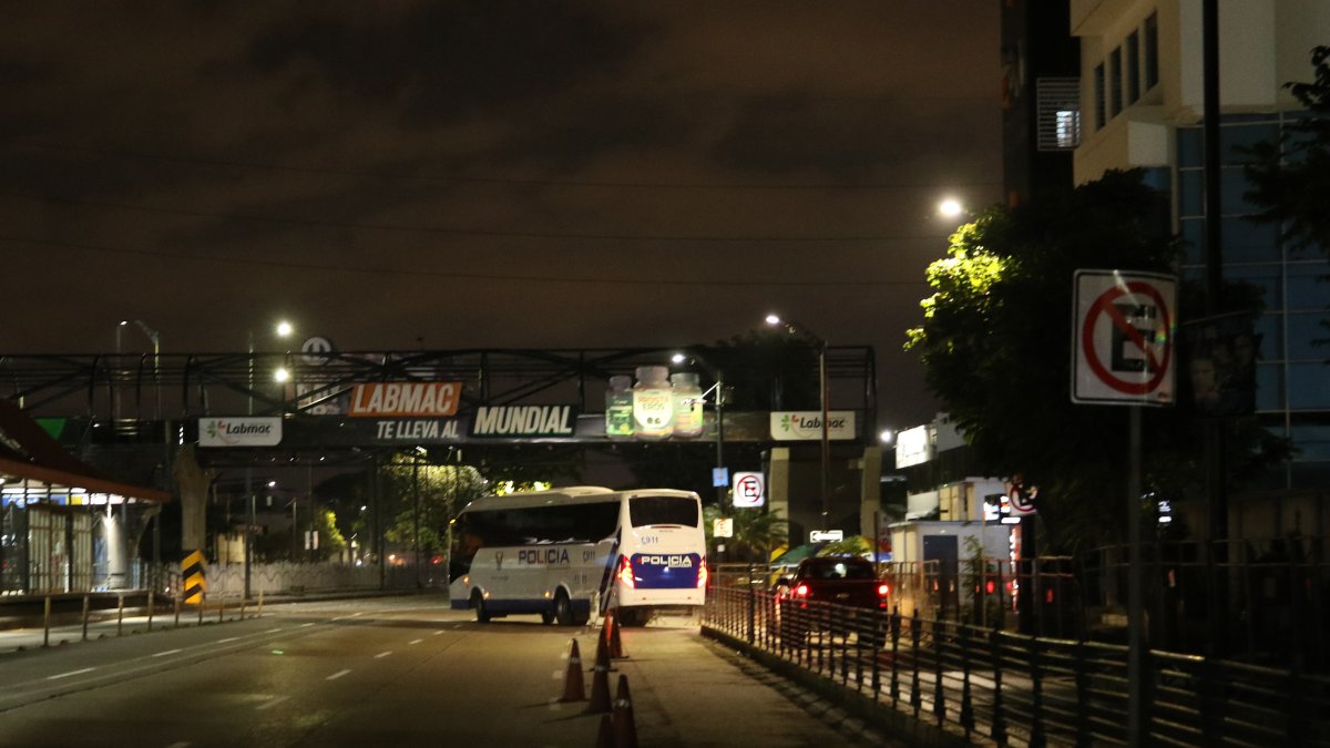 Un vehículo de la Policía de Ecuador patrulla en una calle tras el toque de queda este domingo, en Guayaquil (Ecuador).