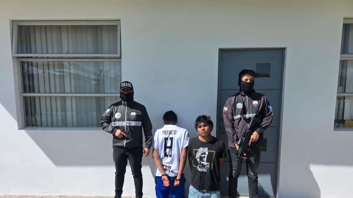 La Policía presentó a los dos detenidos, entre ellos un adolescente de 17 años.