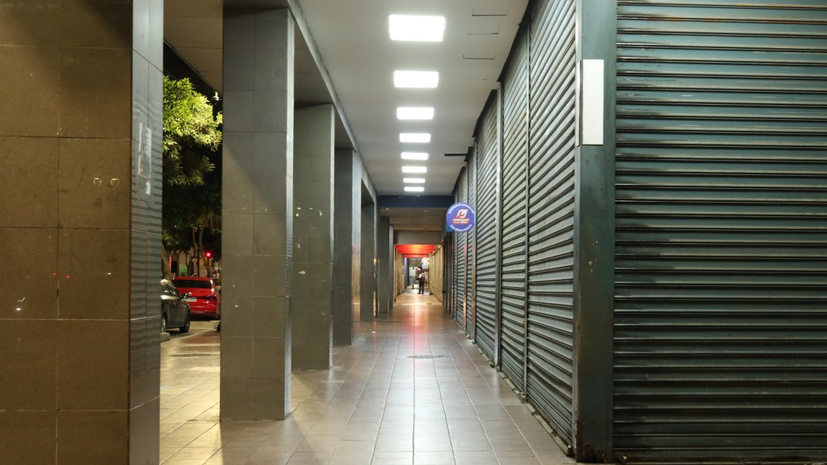 Fotografía que muestra un pasillo vacío tras el toque de queda este domingo, en Guayaquil.