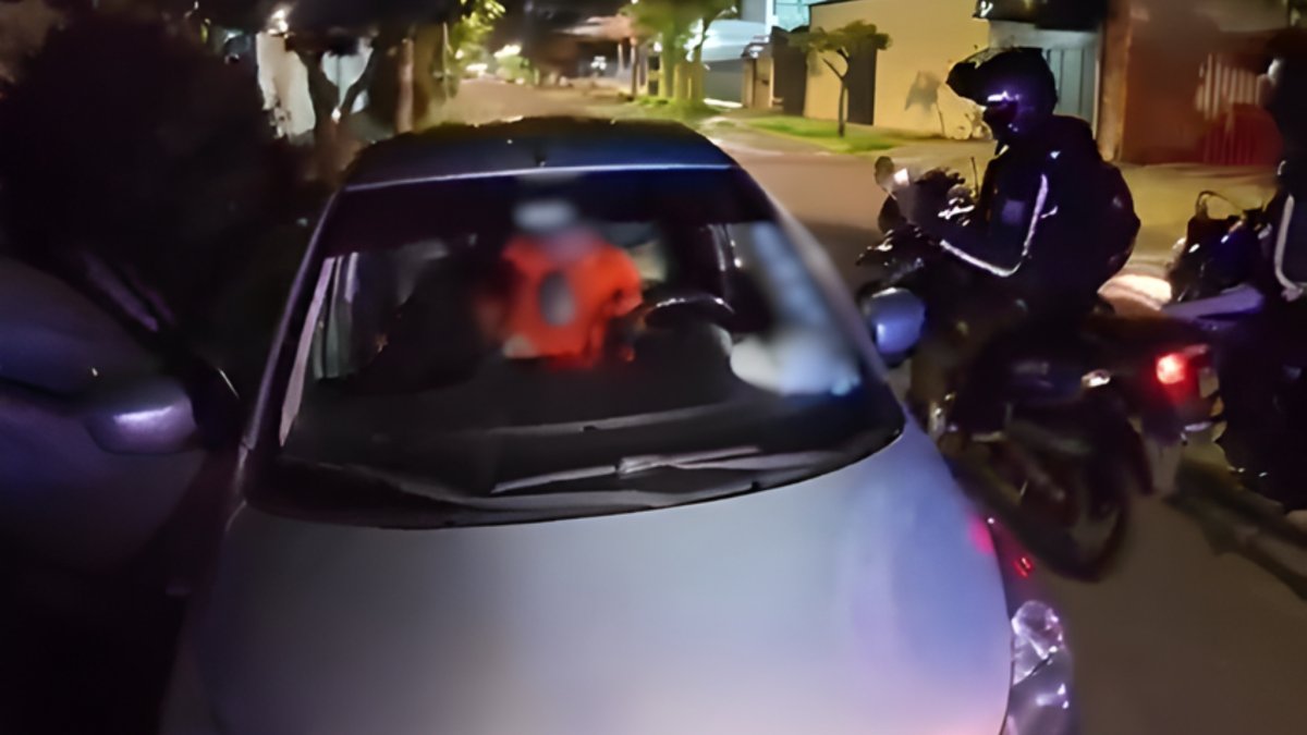 Una pareja tenía sexo en horas de la noche, dentro de un auto, en Quito.