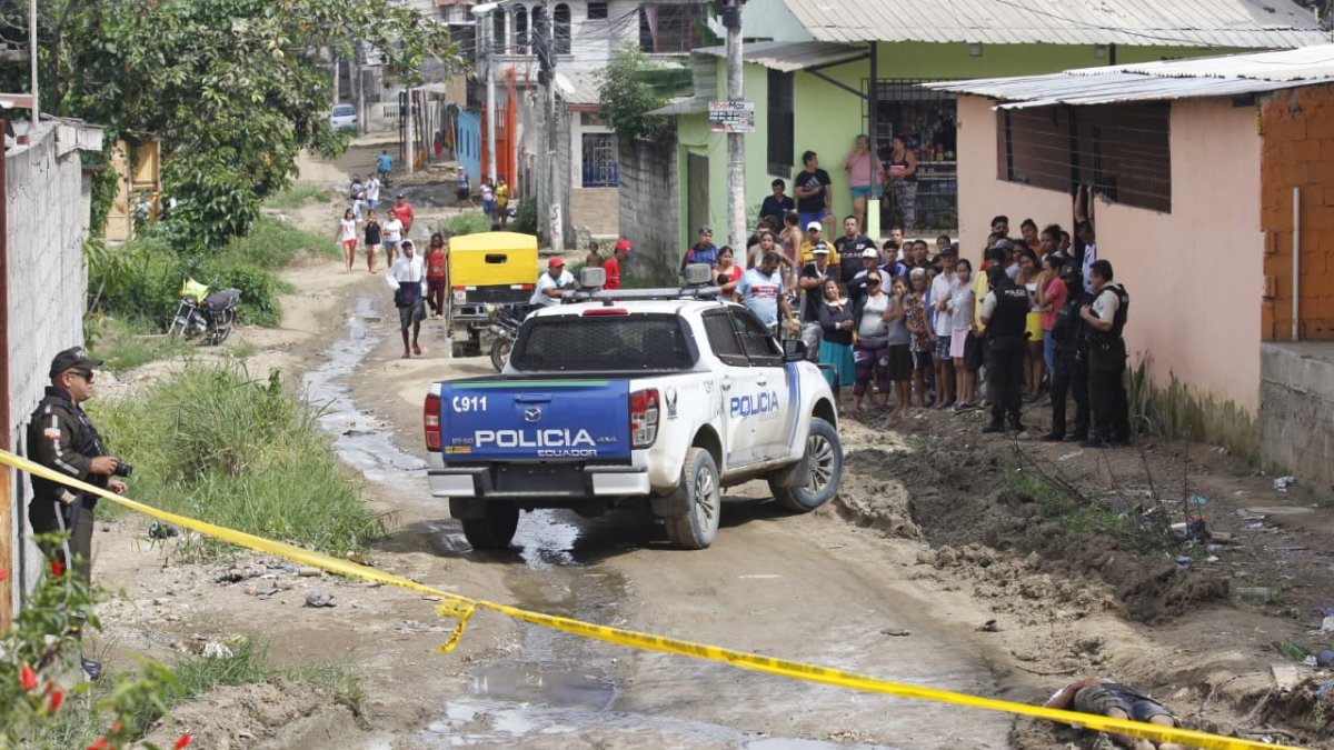 El lugar fue asegurado por efectivos de la Policía Nacional, quienes delimitaron el área.