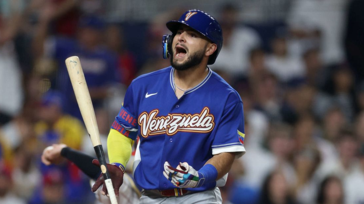 El slugger Anthony Santander celebra eufórico tras conectar un batazo clave con la selección de Venezuela.