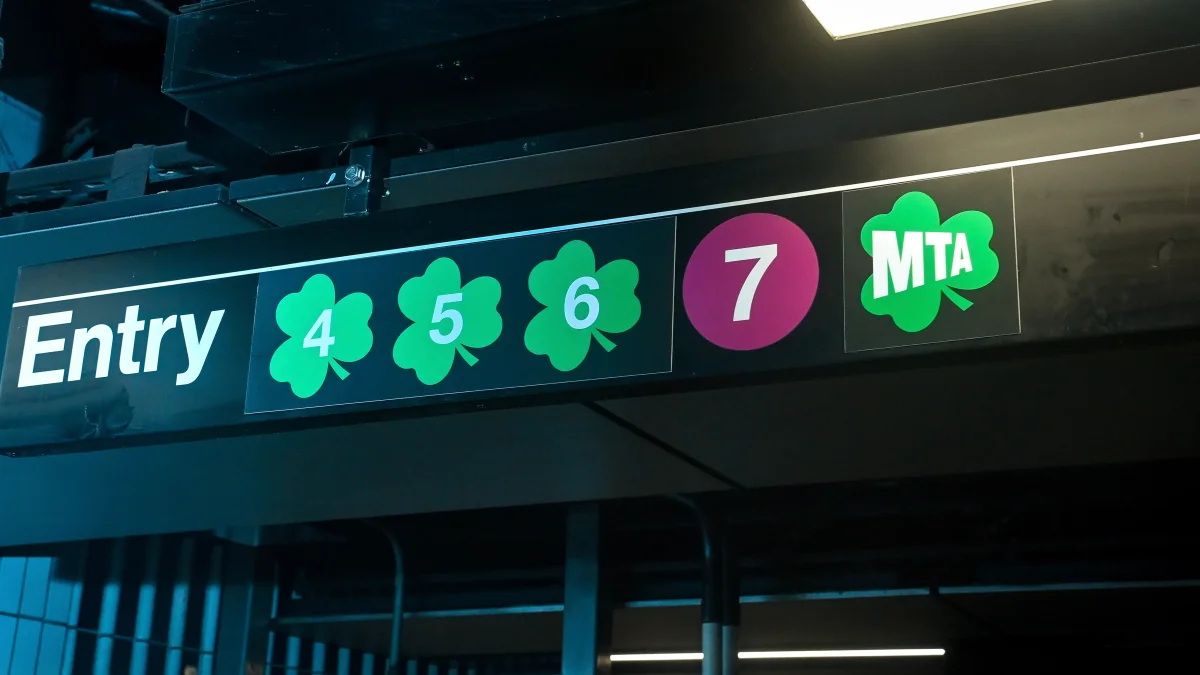 El metro de Nueva York sorprende con tréboles en sus señales para celebrar el Día de San Patricio