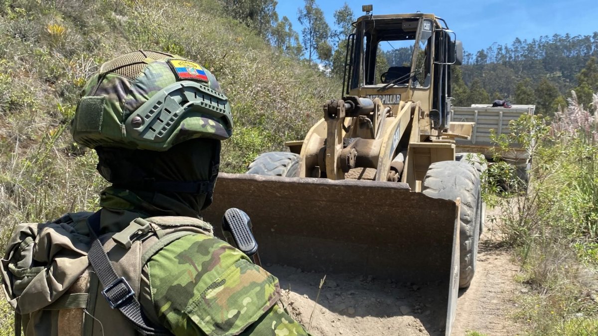 Maquinaria pesada fue destruida durante el operativo militar en la vía antigua a Guaranda por los militares.