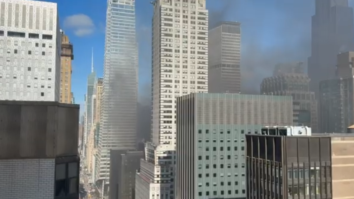 Un incendio en un rascacielos de Manhattan generó una gran columna de humo visible en toda la ciudad.