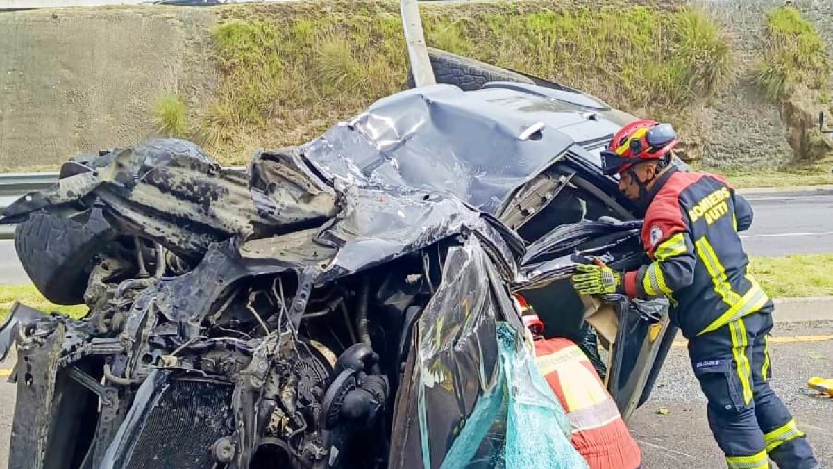 Un vehículo quedó virado y destrozado en la Ruta Viva, oriente de Quito.