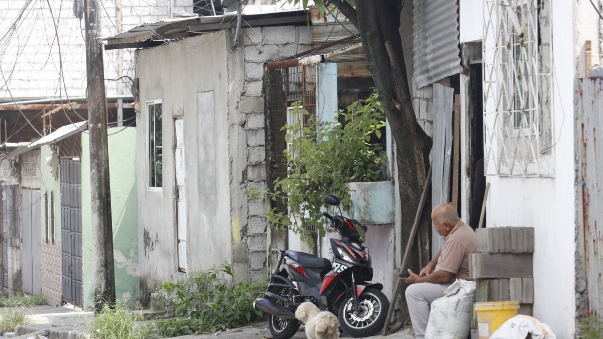 El abuelo de la pequeña Aithana lloraba desconsolado afuera de la casa donde vivía la niña. No entendía cómo la violencia le arrebató a su nieta.