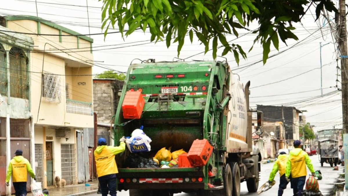 Personal de Urvaseo realiza la recolección de residuos en Guayaquil tras los ajustes de horario por toque de queda