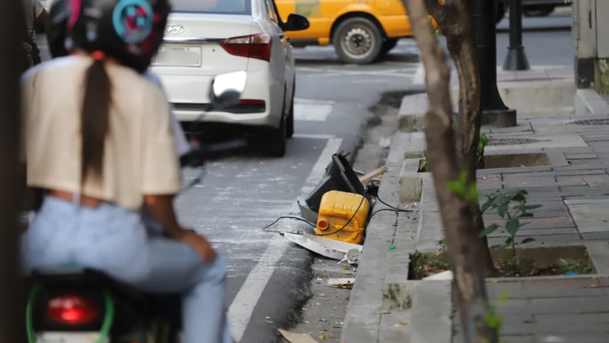 Objetos quedaron esparcidos en la vía tras ser lanzados desde un edificio.