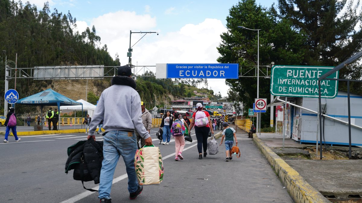 Viajeros cruzan el puente de Rumichaca entre Ecuador y Colombia, donde los controles migratorios se han endurecido por la crisis bilateral.