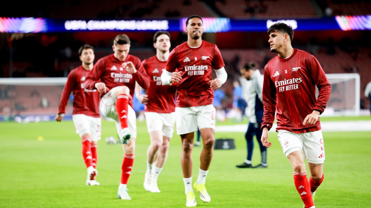 El lateral ecuatoriano Piero Hincapié (d) no estará disponible en Arsenal por lesión.