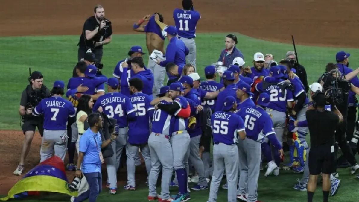 La selección de Venezuela celebra tras el último out que le dio la victoria en la final del Clásico Mundial de Béisbol 2026.