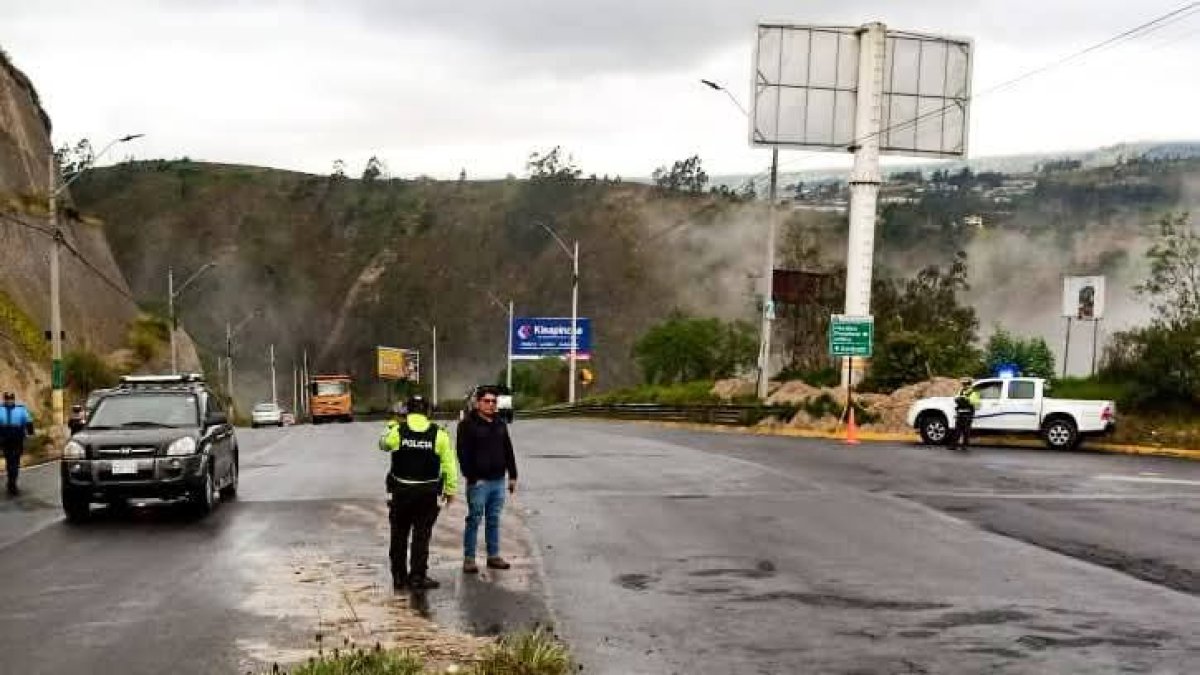 El cuerpo fue hallado en la vía con las manos atadas y varios impactos de bala.