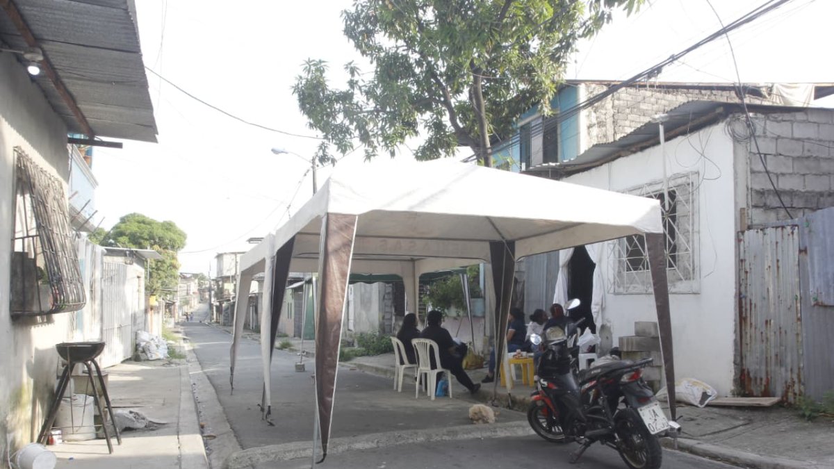 Familiares y vecinos despiden a Aithana en Pascuales.