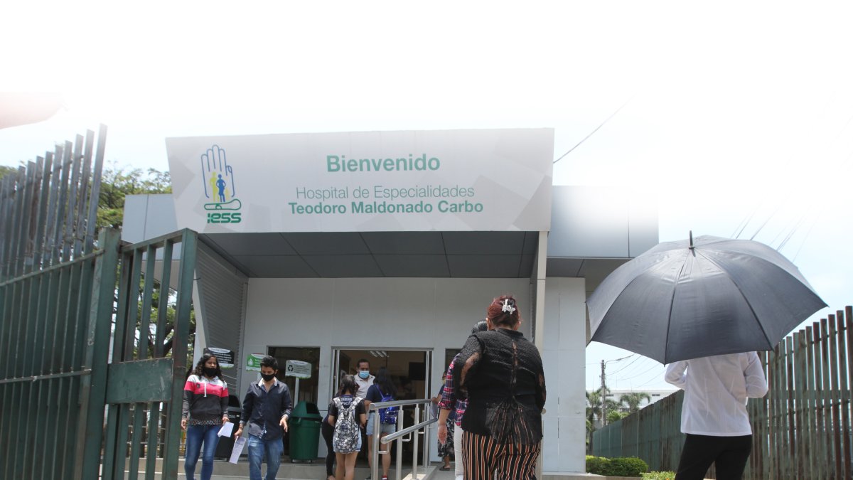 Las autoridades del IESS verificaron el estado del hospital en Guayaquil tras múltiples quejas ciudadanas sobre condiciones sanitarias y atención.