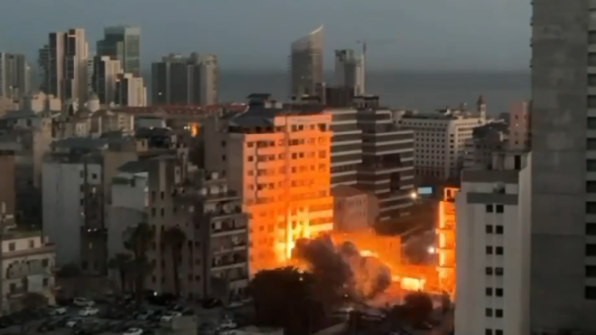 Tras el bombardeo atribuido por Israel, el edificio colapso dejando víctimas y una escena de destrucción