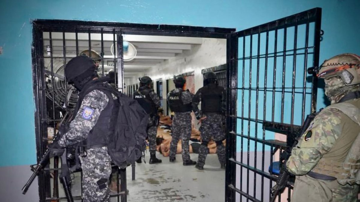 El Gobierno impulsa una ley para enfrentar la crisis penitenciaria con la incorporación excepcional de policías y militares en servicio pasivo.