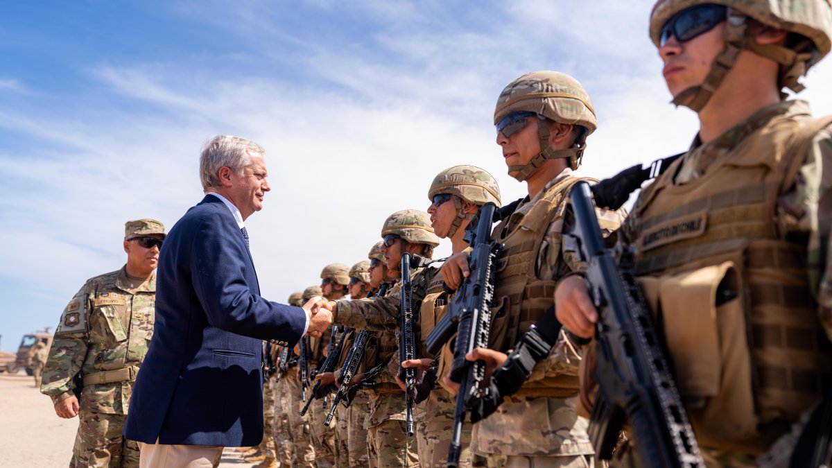 José Antonio Kast (i), presidente de Chile, saludando a militares en el punto de Observación Fronteriza en el complejo Chacalluta ese lunes, en Arica (Chile).