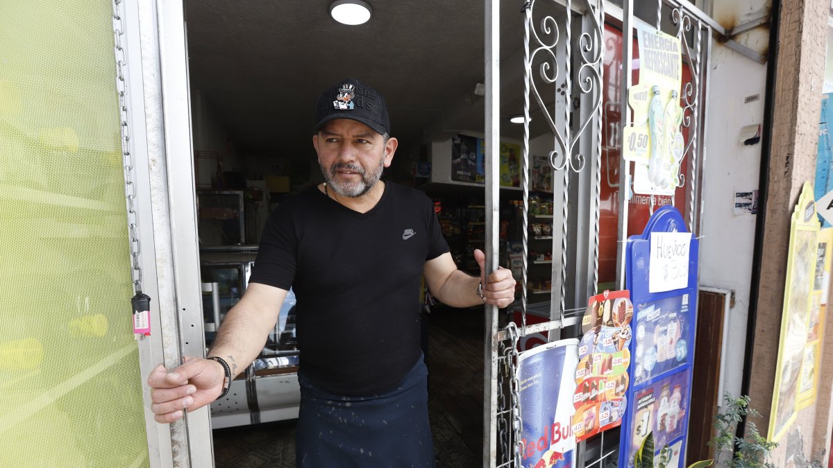 La tienda de Mario Yánez ha incorporado rejas de protección.